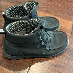 Size 10 women Hey dude boots.  Very lightweight and comfy.